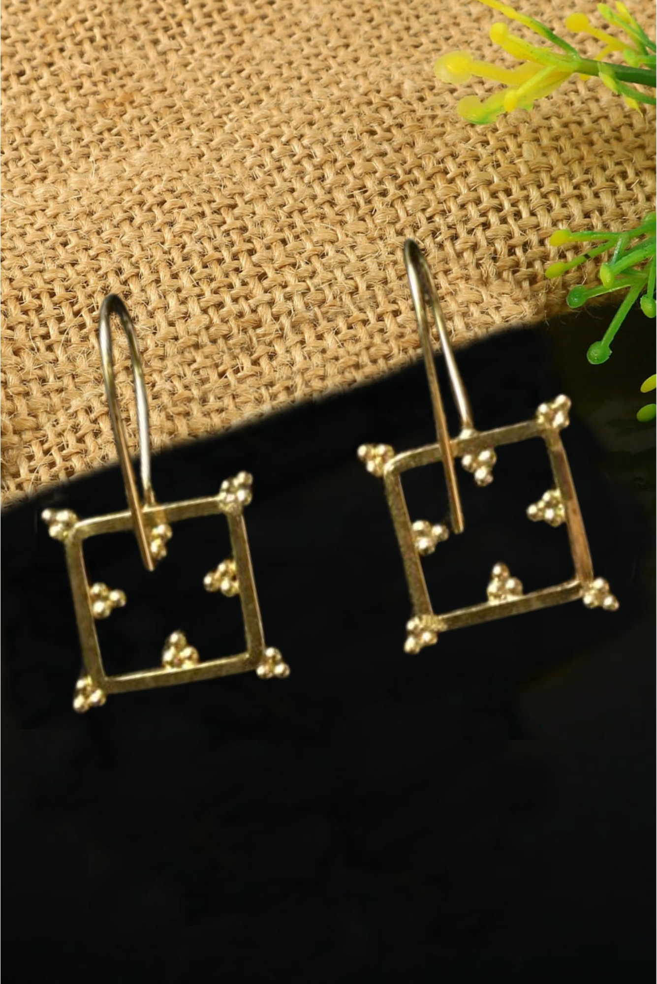 
                  
                    EM-1064- METAL EARRING
                  
                