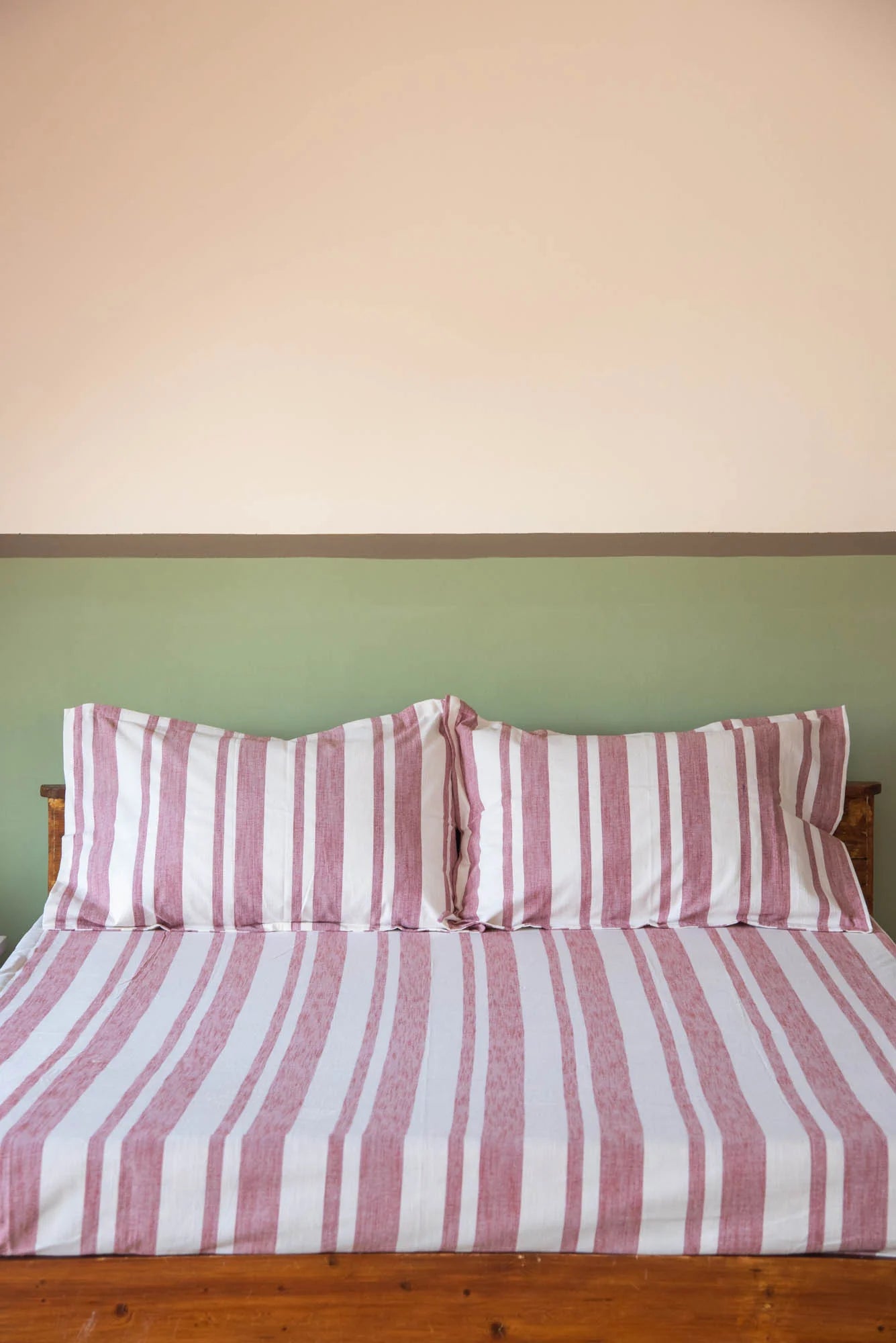 
                  
                    Rust & White Pure Cotton Bedsheet Set – King
                  
                