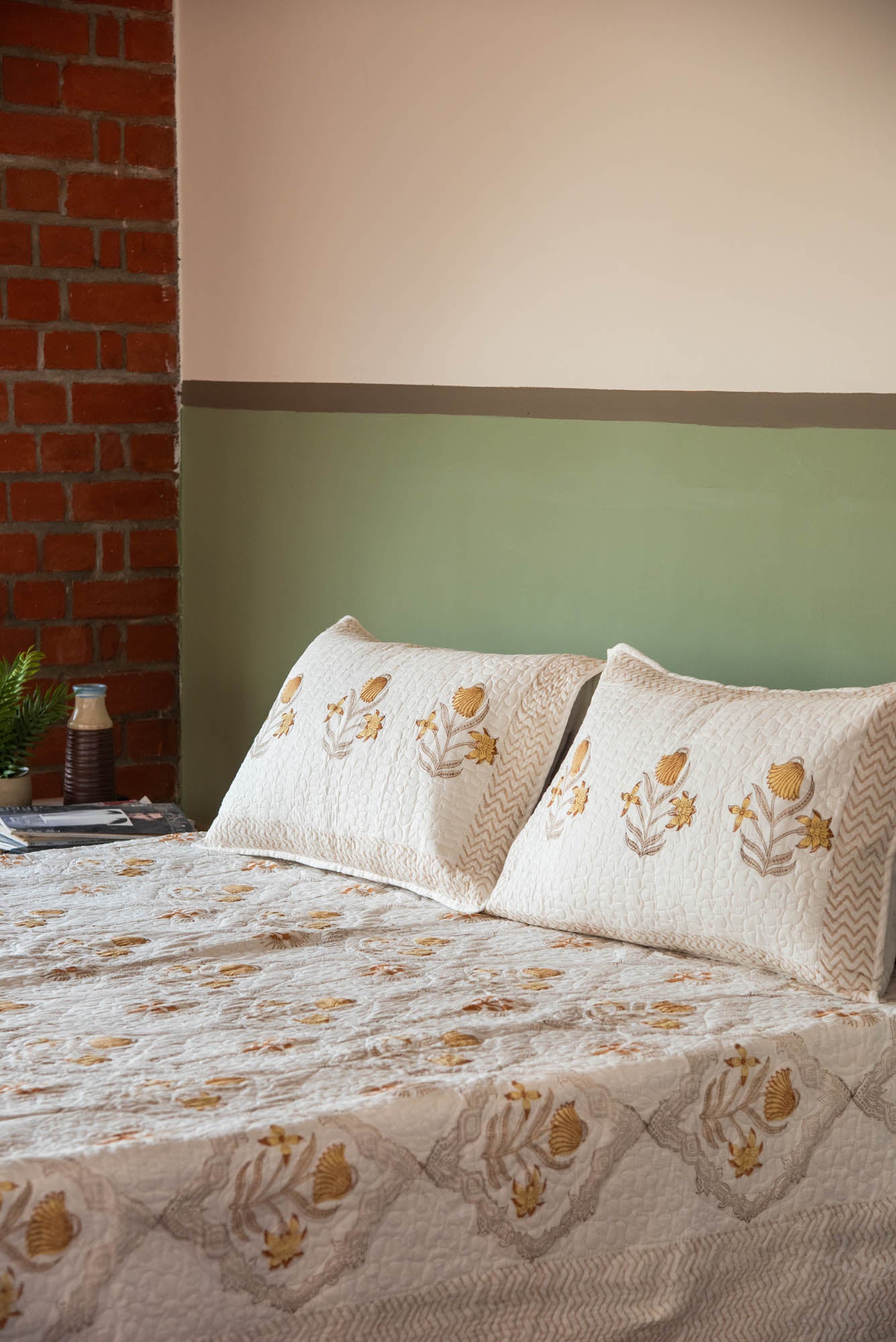 
                  
                    CT ANANDBAGH QUILT-BEDCOVER-90X108
                  
                