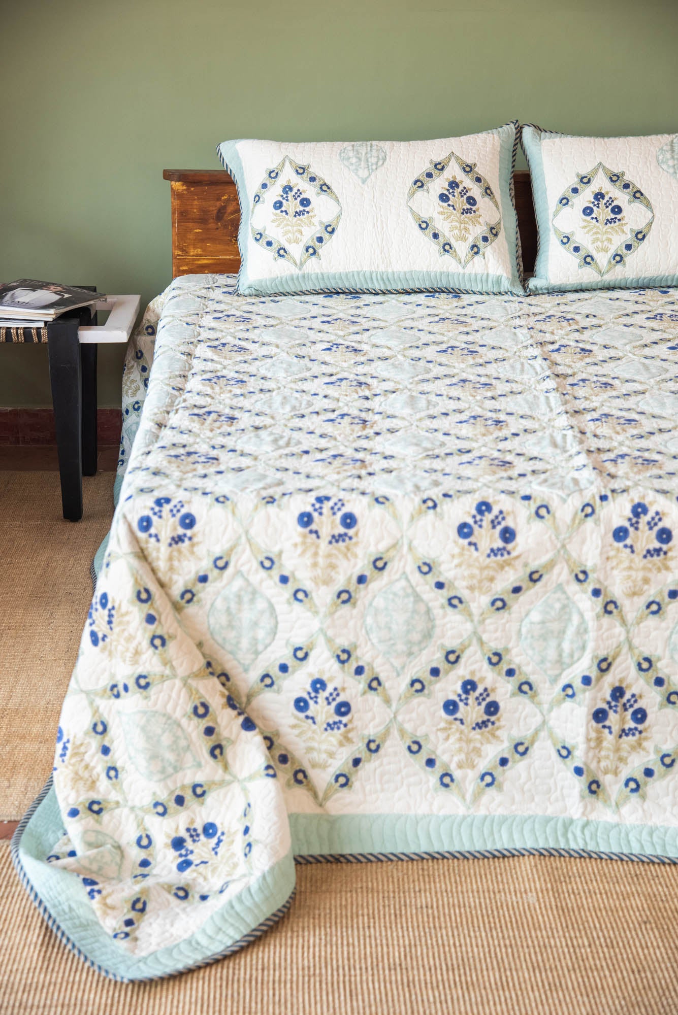 
                  
                    KAINAT B/P REVERSIBLE BEDCOVER-108X108
                  
                