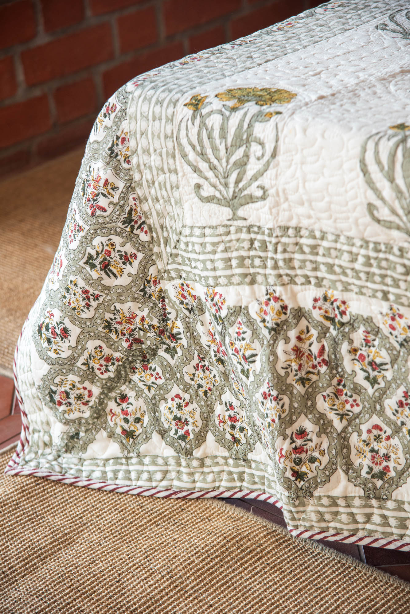 
                  
                    CT ANANDBAGH QUILT-BEDCOVER-90X108
                  
                