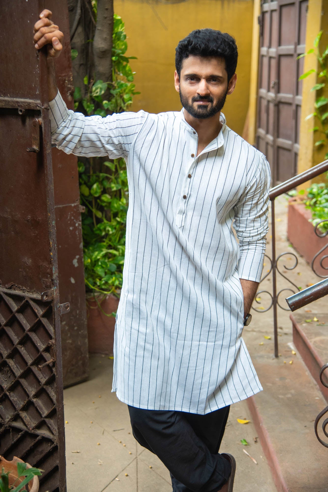 
                  
                    CT MEN LONG KURTHA F/S
                  
                