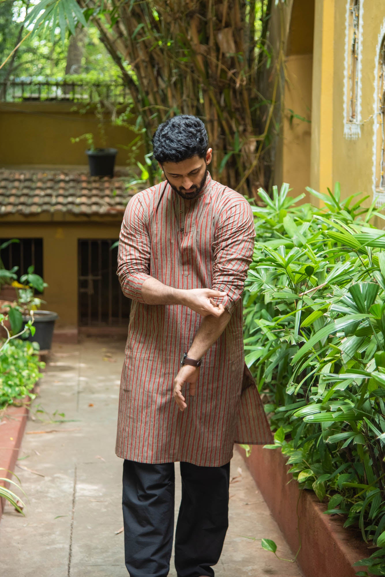 
                  
                    CT MEN LONG KURTHA F/S
                  
                