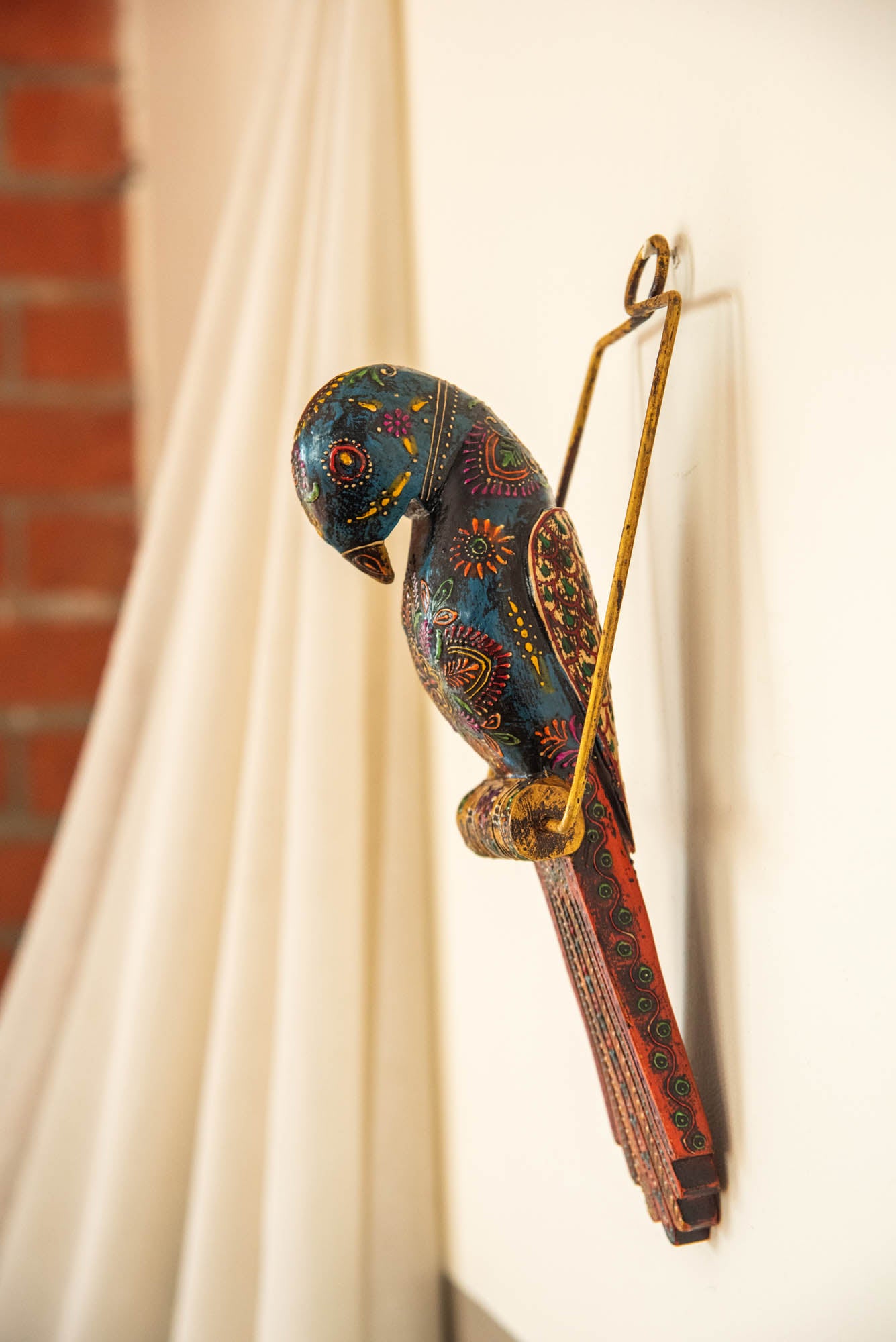 
                  
                    WOOD PARROT HANGING
                  
                