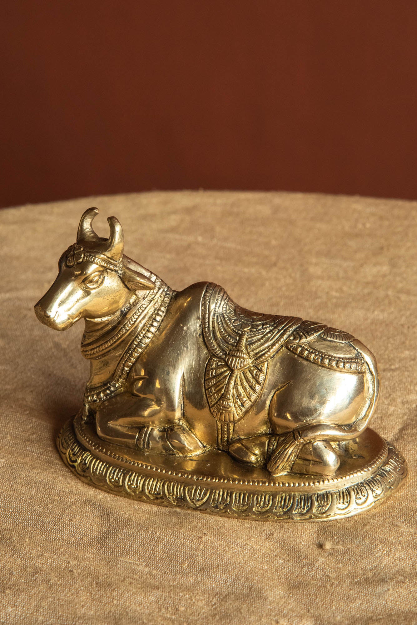 
                  
                    BRASS WHITE GOLD NANDI OVAL BASE
                  
                