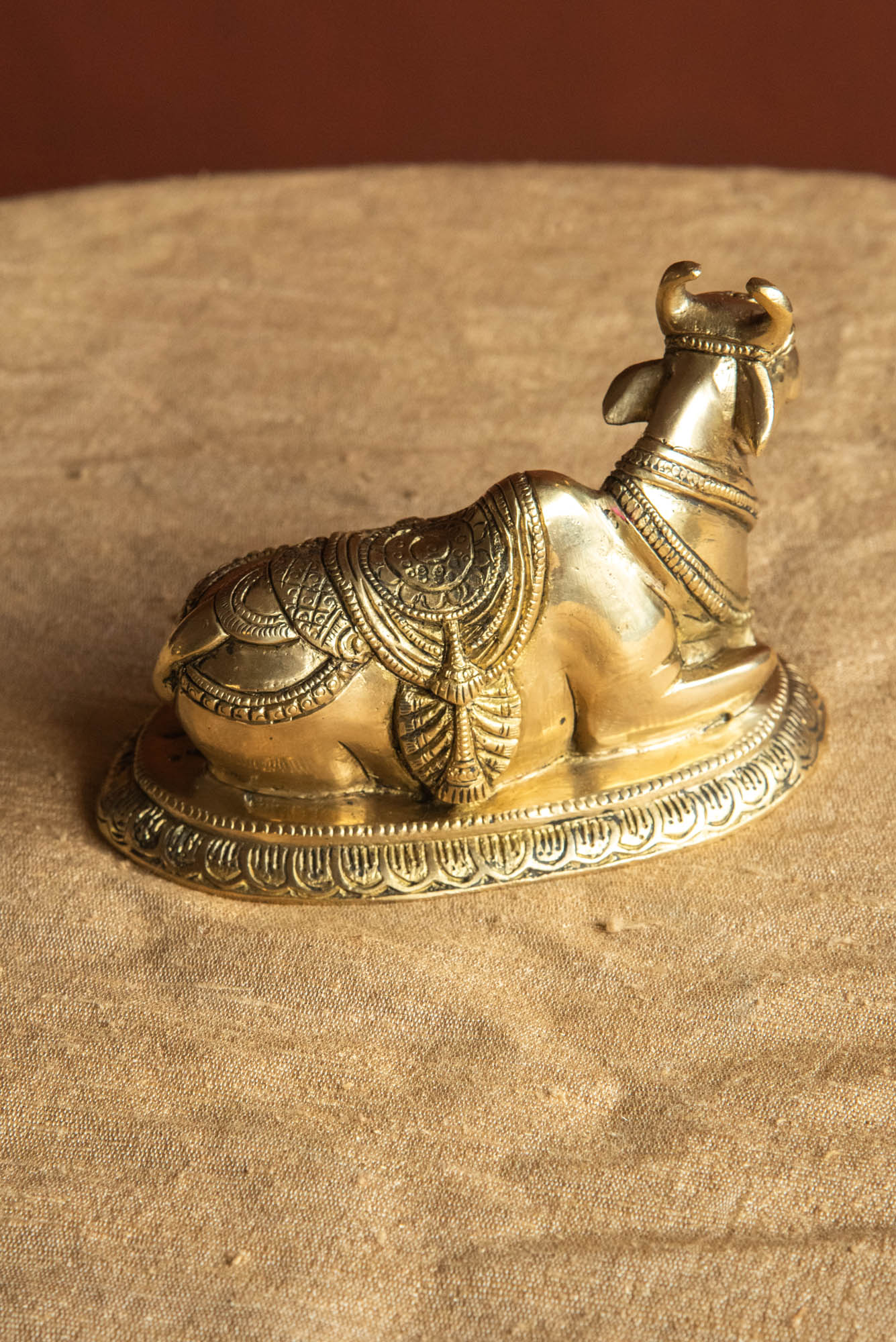 
                  
                    BRASS WHITE GOLD NANDI OVAL BASE
                  
                